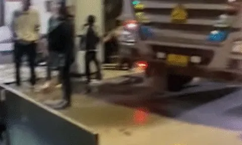 Hà Nội: Người đàn ông mang cánh cửa chặn ngang đường, thách thức tài xế ô tô