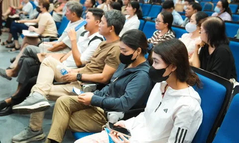 Bị kênh online bủa vây, tiểu thương chợ truyền thống hợp sức để tồn tại và phát triển