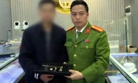 Công an ở Hà Nội ngăn chặn vụ lừa đảo, cứu nam sinh bị ép mang vàng đi bán