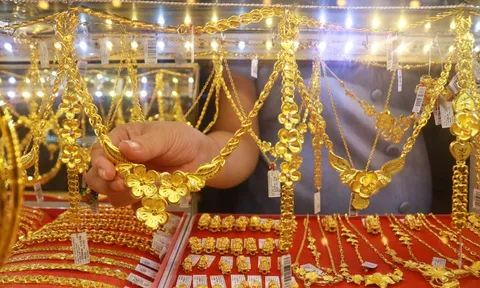 Vì sao giá vàng và giá bạc tăng không ngừng?