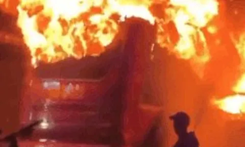 Xe khách 45 chỗ bốc cháy dữ dội trong xưởng sửa chữa