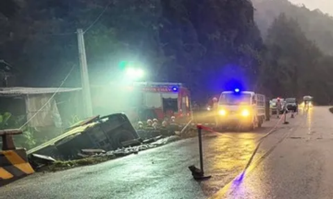 Ô tô khách lao xuống cống thoát nước ở Sơn La, 4 người tử vong tại chỗ