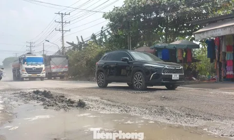 Đường nhựa hóa đất đá, hàng quán phải đóng cửa vì ế ấm