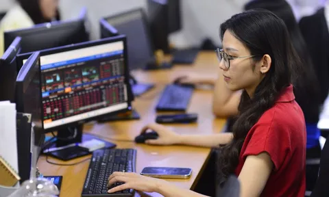 Chứng khoán tuần mới: VN-Index đi về đâu sau tuần lập đỉnh kỷ lục?