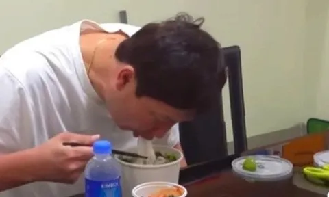 Huấn luyện viên U23 Việt Nam Kim Sang Sik gây sốt khi ăn phở cùng kim chi