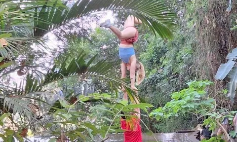 Du khách leo trèo, tập yoga trong chùa Thái Lan gây phản cảm