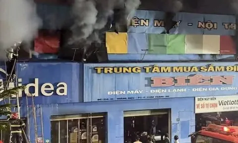 Hiện trường vụ cháy Trung tâm mua sắm điện máy lúc rạng sáng khiến 2 mẹ con tử vong thương tâm