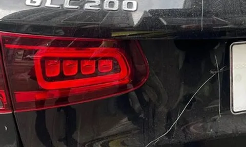 Công an vào cuộc vụ Mercedes GLC200 bị cào xước, bẻ gương, đập kính ở Hà Nội