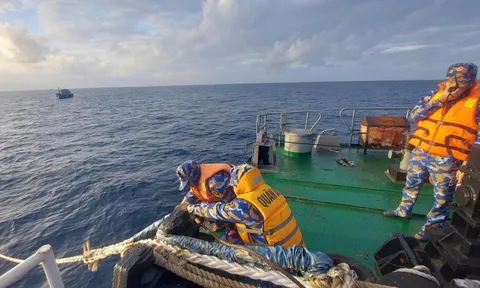 Khánh Hòa: Cứu 8 ngư dân bị thả trôi, nỗ lực tìm 8 ngư dân khác mất tích