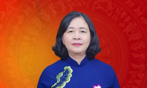 Bà Bùi Thị Minh Hoài và sáu lãnh đạo Đảng ủy MTTQ, các đoàn thể Trung ương đắc cử Ban Chấp hành Trung ương khoá XIV