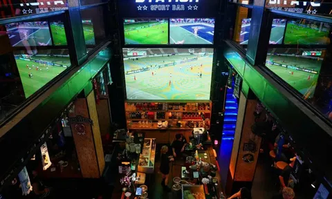 Quán bar Bùi Viện lắp 18 màn hình xem U23 Việt Nam
