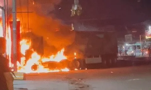 Xe container bốc cháy dữ dội sau tai nạn giao thông