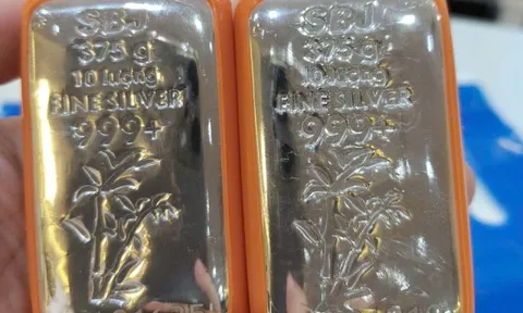 Giá bạc tăng mạnh giữa đêm, vượt 100 USD/ounce