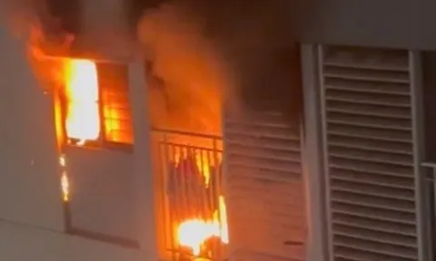 Cháy căn hộ chung cư ở TPHCM, 3 mẹ con nguy kịch