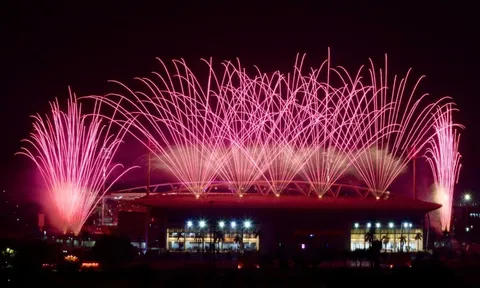 Ngắm màn pháo hoa 'tuyệt đối điện ảnh' trên bầu trời Hà Nội mừng Đại hội XIV của Đảng thành công