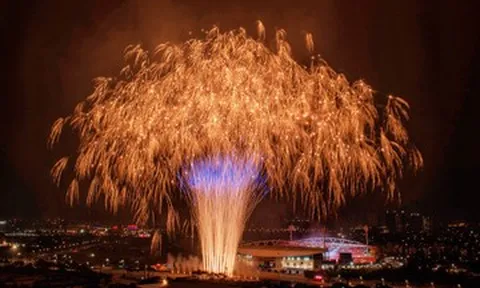 Pháo hoa chào mừng thành công Đại hội 14 của Đảng rực rỡ trên bầu trời Hà Nội