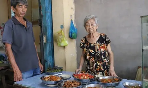 Quán cơm của cụ bà U80 trong hẻm nhỏ, ấm lòng bao thế hệ sinh viên