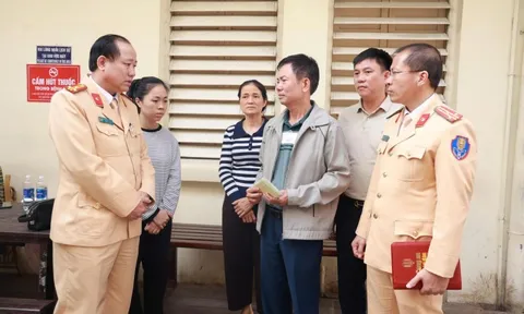 Thăm hỏi thượng úy CSGT bị xe máy chở 3 người tông bị thương khi làm nhiệm vụ