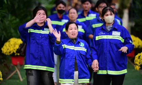 Ấm áp buổi cơm tất niên cùng người thu gom rác dân lập