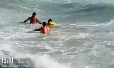 CLIP: Nín thở dõi theo cứu hộ bơi vòng qua bãi đá, cứu du khách ở Vũng Tàu