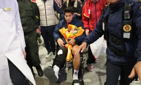 Hiểu Minh nhọc nhằn rời sân bay Nội Bài khi U23 Việt Nam về nước