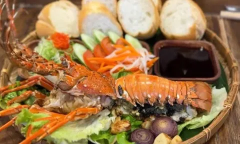 Khách Tây nói gì sau khi ăn chiếc bánh mỳ tôm hùm giá 1 triệu đồng ở TPHCM?