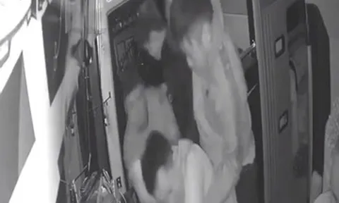 Phụ xe bị nhóm người lạ đánh tới tấp trên ô tô khách