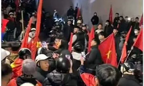 Công an triệu tập nhóm đối tượng sàm sỡ, đánh người trong đêm 'đi bão' ở Hà Nội