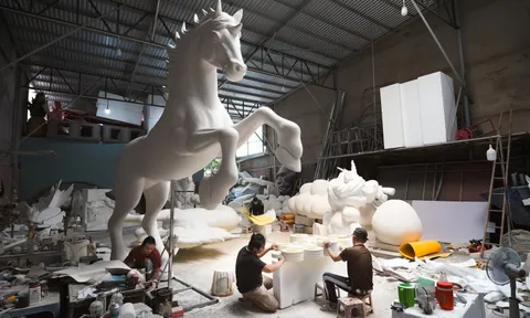 Khám phá xưởng làm ngựa khổng lồ phục vụ đường hoa Nguyễn Huệ 2026