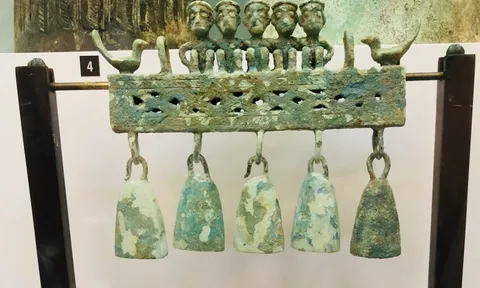 Chiếc khánh đồng 'độc nhất vô nhị' từ mộ táng Đông Sơn