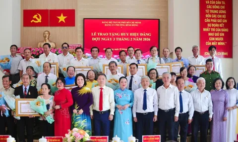 TPHCM: Trao Huy hiệu Đảng cho 29 đảng viên phường Bình Đông