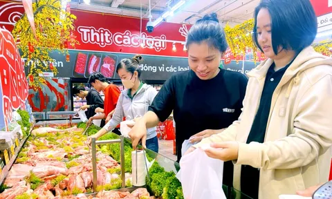 Giá heo hơi tăng cao nhưng siêu thị vẫn mạnh tay giảm giá thịt, hỗ trợ người dân sắm Tết