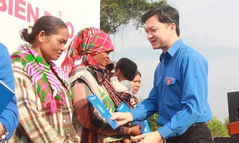 Lan tỏa tinh thần trách nhiệm của tuổi trẻ từ chương trình “Xuân Biên giới - Tết biển đảo”