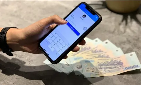 Bỗng dưng tài khoản nhận được tiền lạ: Đừng vội mừng, hãy làm ngay điều này để tránh rắc rối pháp lý