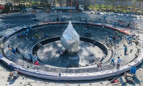 Lắp biểu trưng giọt nước tưởng niệm nạn nhân Covid-19 tại công viên Lý Thái Tổ