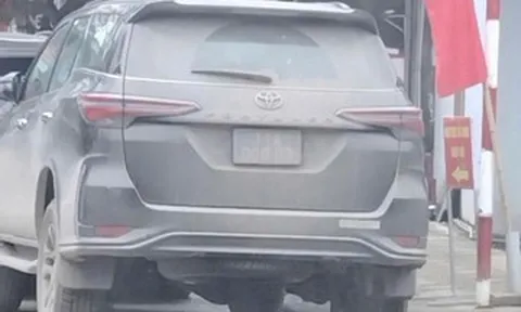 Ô tô biển xanh ở Cao Bằng đỗ sai quy định, bùn đất che lấp chữ số