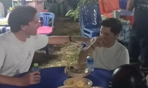 Khách Tây tưởng nhầm đám tang là nhà hàng, được gia chủ mời ăn no say