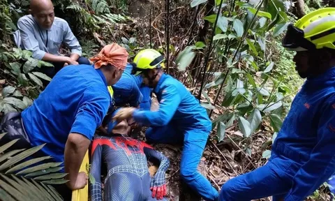 Mặc đồ người nhện leo núi, người đàn ông rơi từ độ cao 20m ở Malaysia