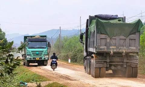 Công an Thanh Hóa phản hồi thông tin tỉnh lộ oằn mình "cõng" xe tải trọng lớn