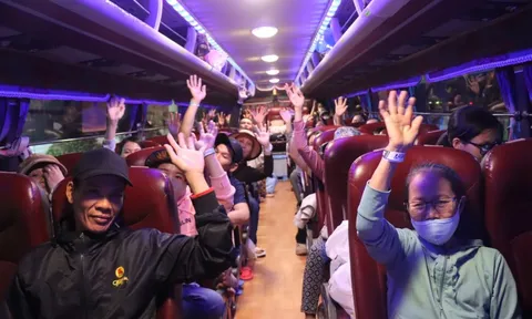 Đêm Sài Gòn, 'Chuyến xe số 7+' đưa 300 bà con khó khăn về quê ăn Tết