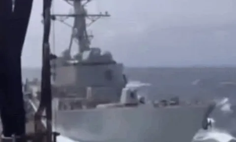 Khoảnh khắc hai chiến hạm Mỹ va chạm trên biển