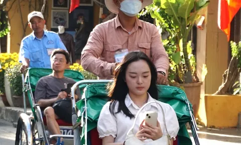 Du khách ùn ùn đổ về Hội An ngày mùng 1 Tết, chen chân nhau tham quan phố cổ ngày Tết