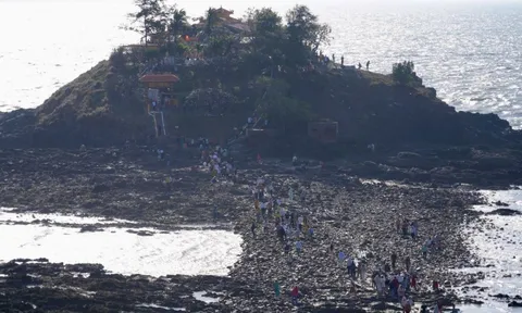 Hàng ngàn người vượt biển lên Hòn Bà cầu bình an sáng Mùng 1 Tết