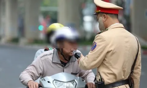 CSGT kiểm tra nồng độ cồn Mùng 1 Tết, nhiều tài xế bị xử phạt vì rượu bia đầu Xuân