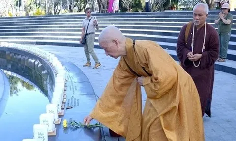 Hòa thượng Thích Trí Quảng tưởng niệm đồng bào tử vong vì COVID-19 tại công viên số 1 Lý Thái Tổ