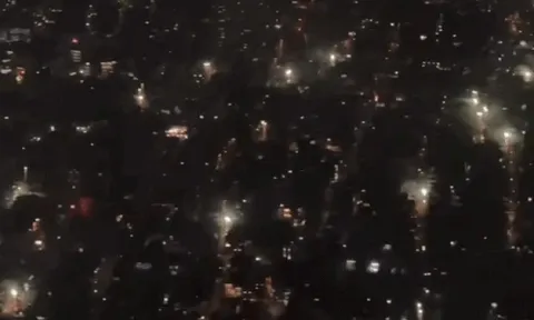 Video máy bay cất cánh lúc Giao thừa, pháo hoa rợp trời ở Việt Nam gây sốt