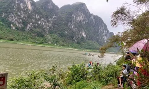 Lật thuyền chở 7 người trong một gia đình vào mùng 3 Tết, 2 người tử vong