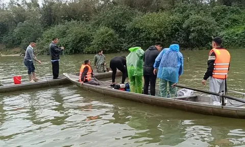 Lật thuyền trên sông Gianh: 2 người tử vong, 2 người vẫn đang mất tích