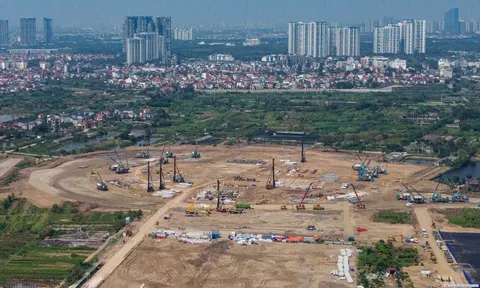 Công trường sân vận động 60.000 chỗ, đủ điều kiện đăng cai các trận đấu World Cup ở Hưng Yên