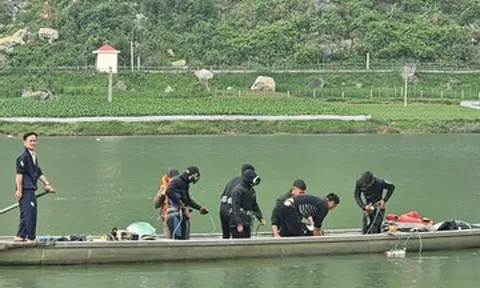 Vụ lật thuyền chở cả gia đình trên sông Gianh: Đã tìm thấy thi thể người ông